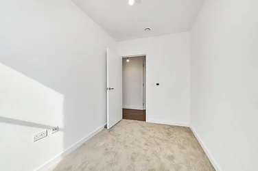 Flat Tallow Close in Greater London