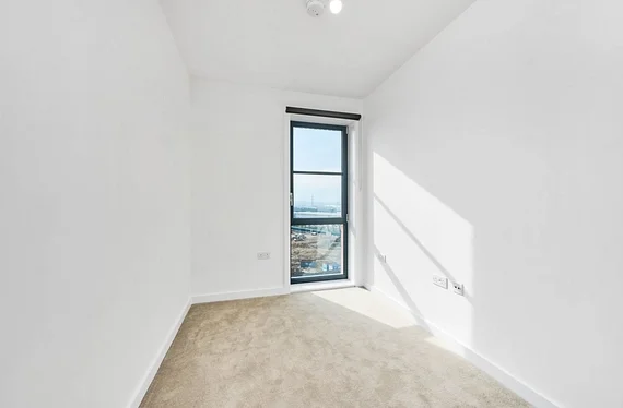 Flat Tallow Close in Greater London