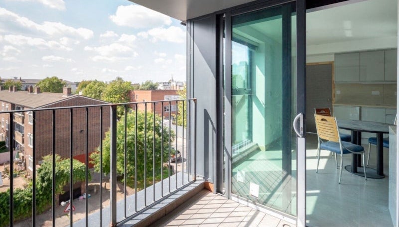 Room Valmar Road in Greater London