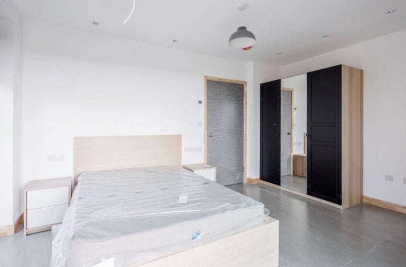 Room Valmar Road in Greater London