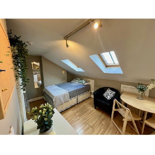 Room Lena Gardens in Greater London