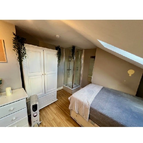 Room Lena Gardens in Greater London