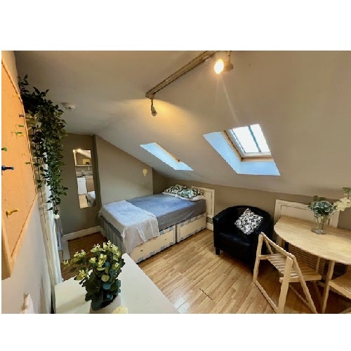 Room Lena Gardens in Greater London