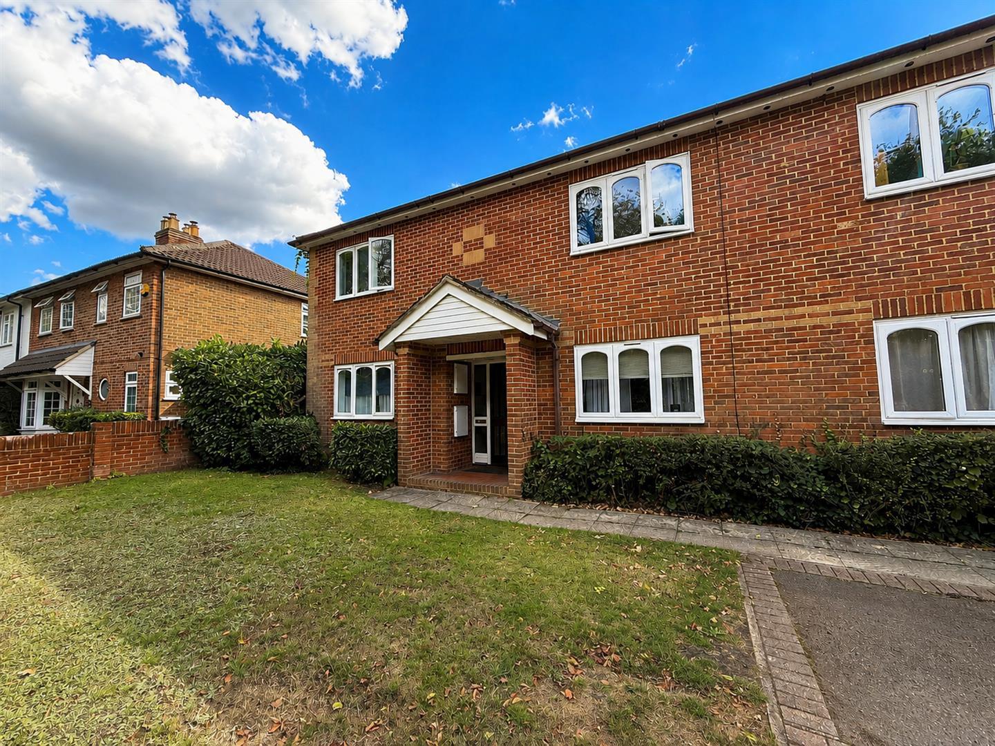 Flat High Street in Sandhurst