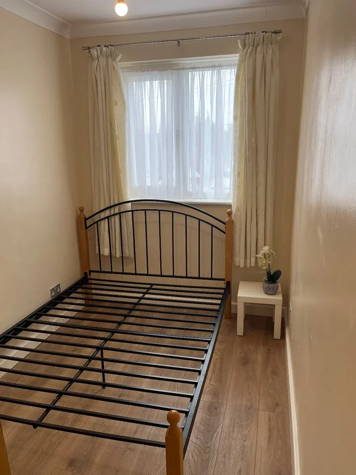 Flat Dymchurch Close in Greater London