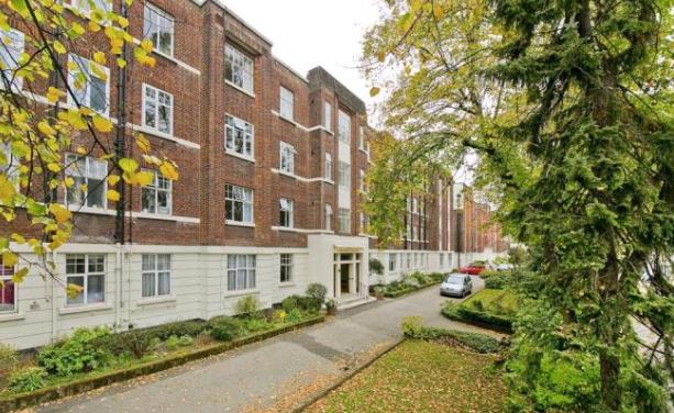 Flat Belsize Grove in Greater London