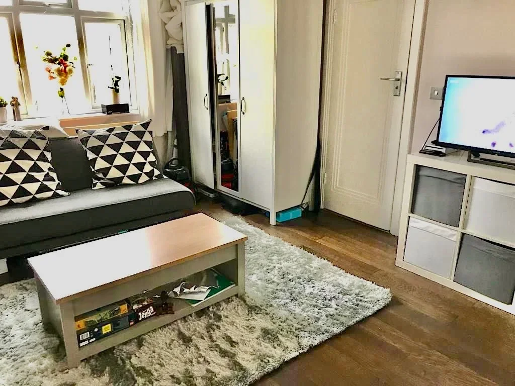 Flat Belsize Grove in Greater London