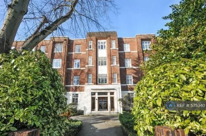 Flat Belsize Grove in Greater London