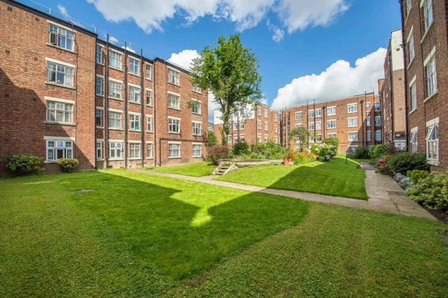 Flat Belsize Grove in Greater London