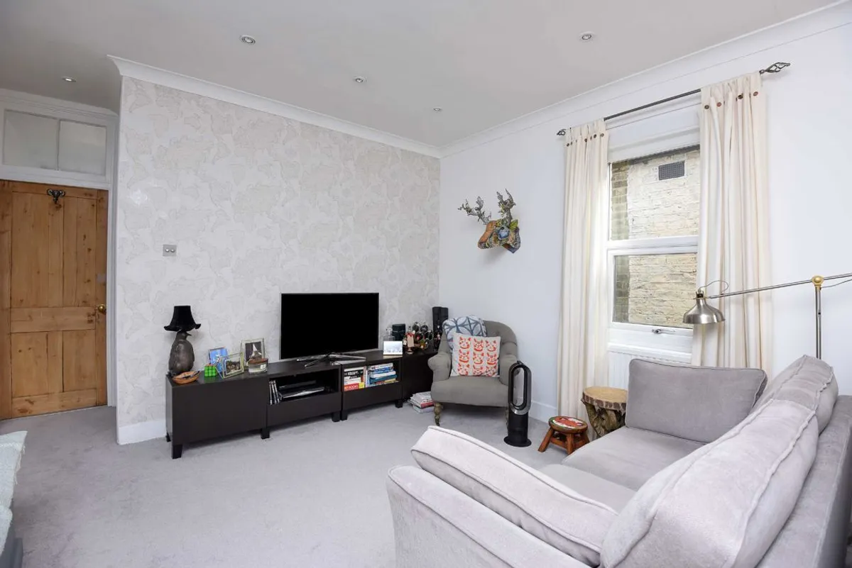 Flat Sunnyhill Road in Greater London