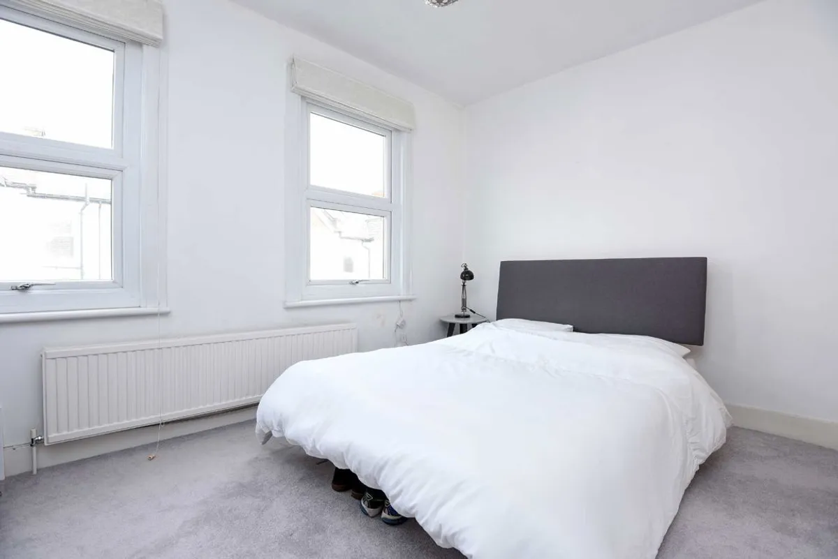 Flat Sunnyhill Road in Greater London