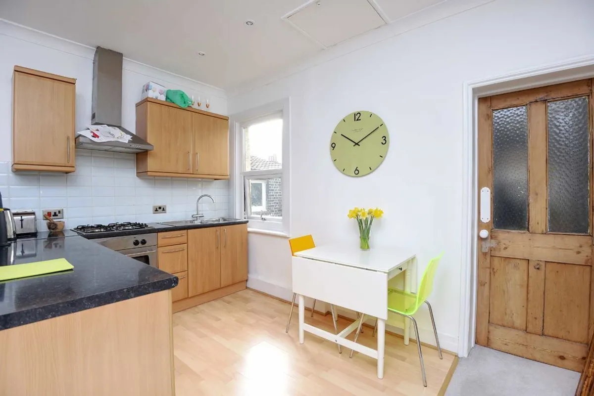 Flat Sunnyhill Road in Greater London