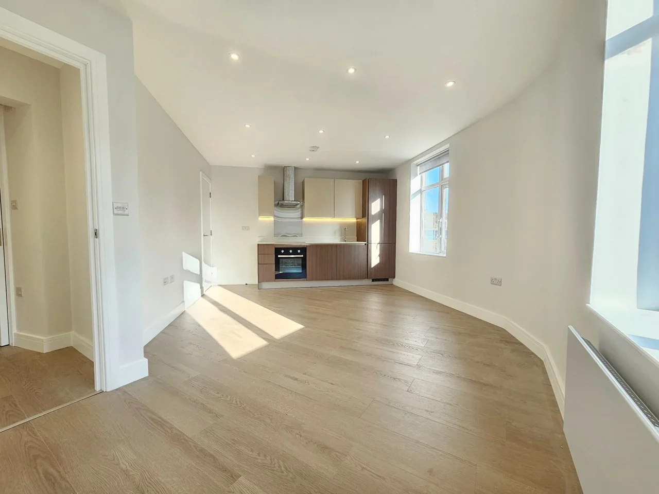 Flat Ashfield Parade in Greater London