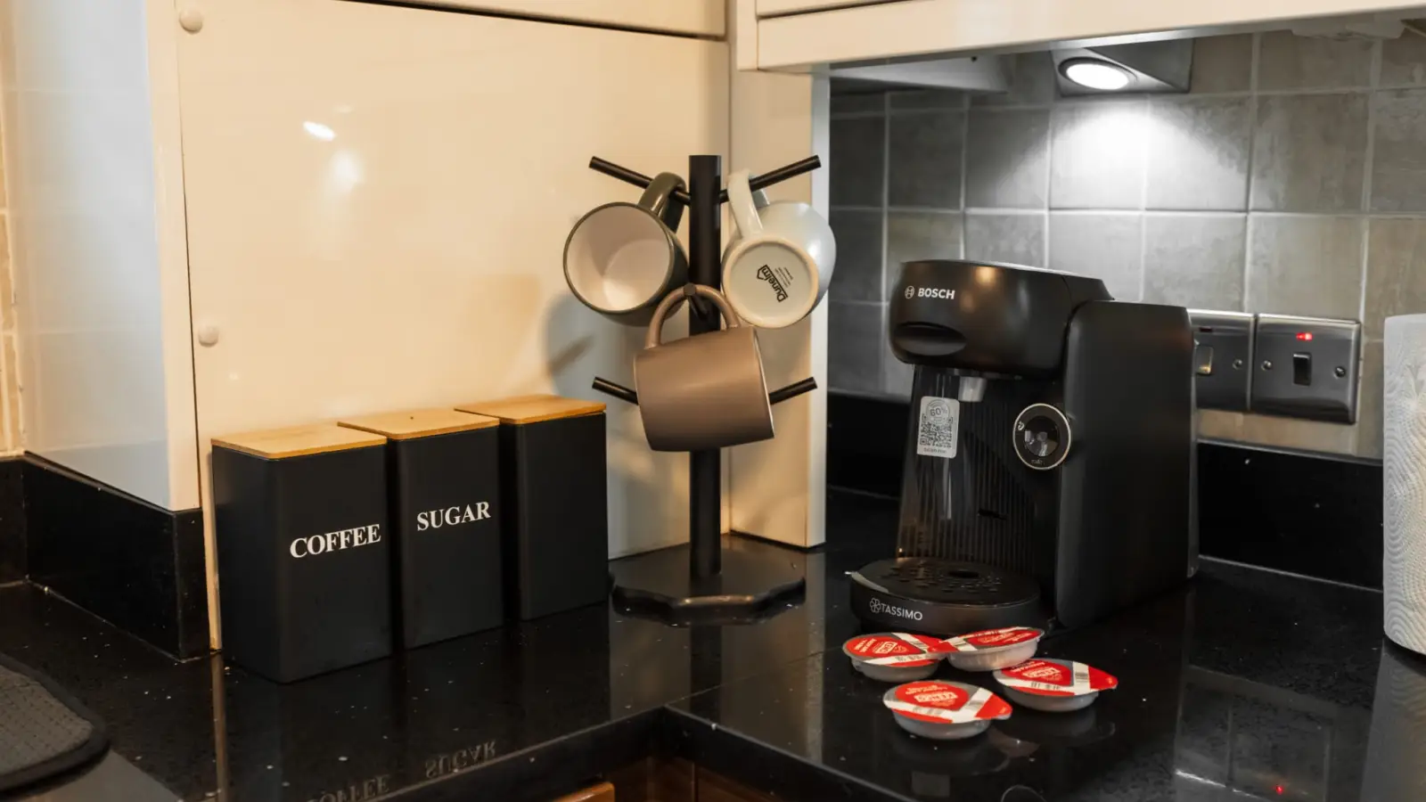 Flat Grimsby Grove in Greater London