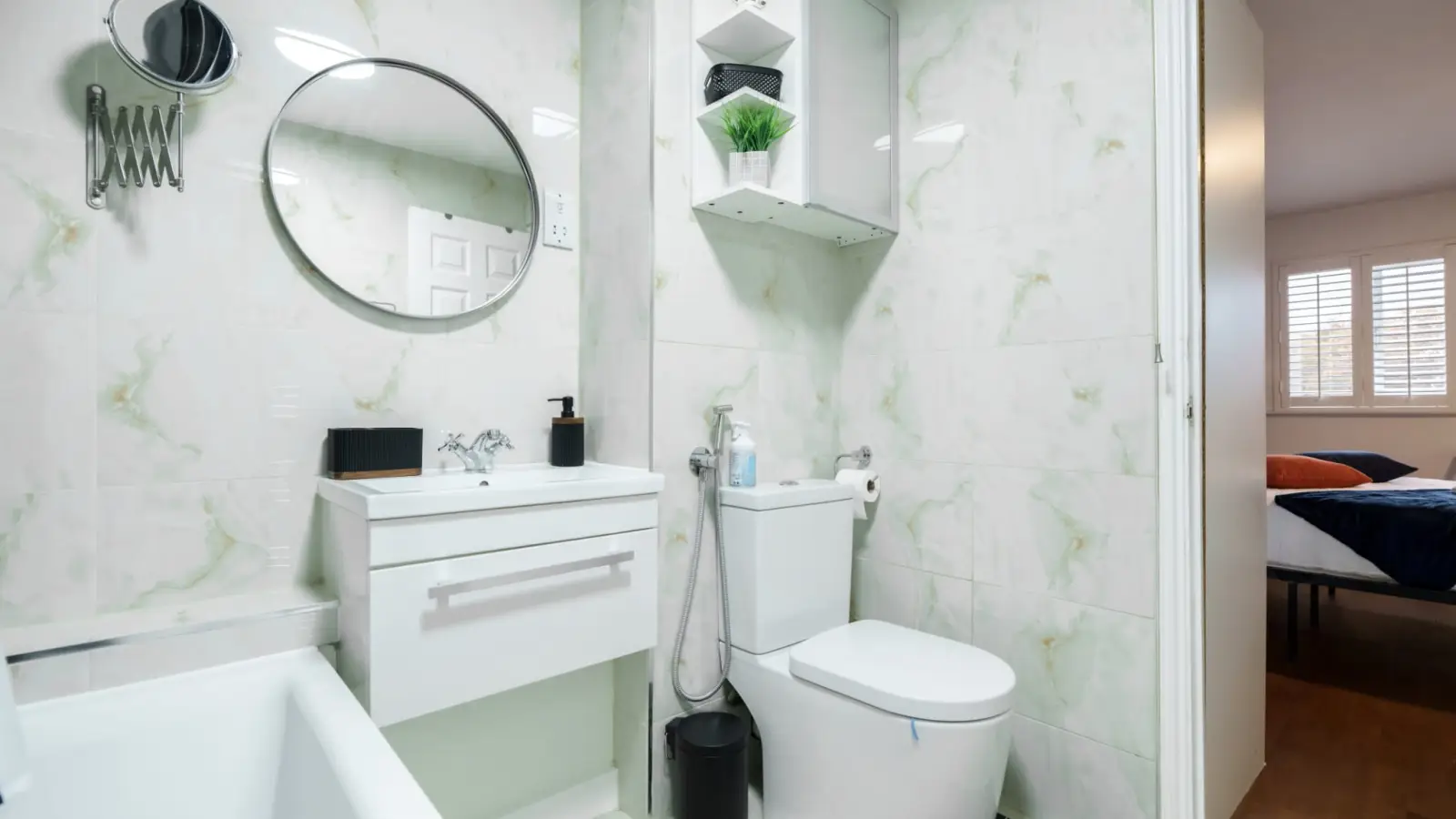 Flat Grimsby Grove in Greater London