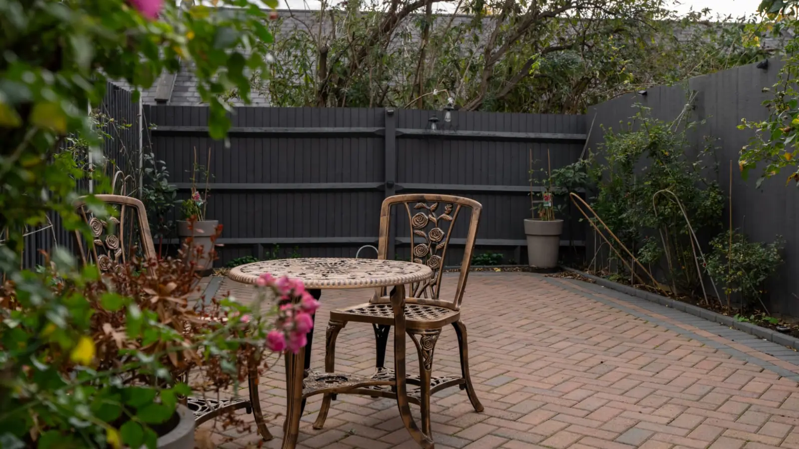 Flat Grimsby Grove in Greater London