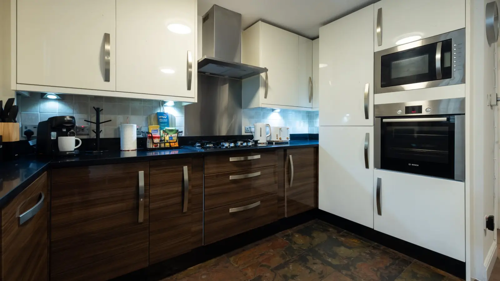 Flat Grimsby Grove in Greater London
