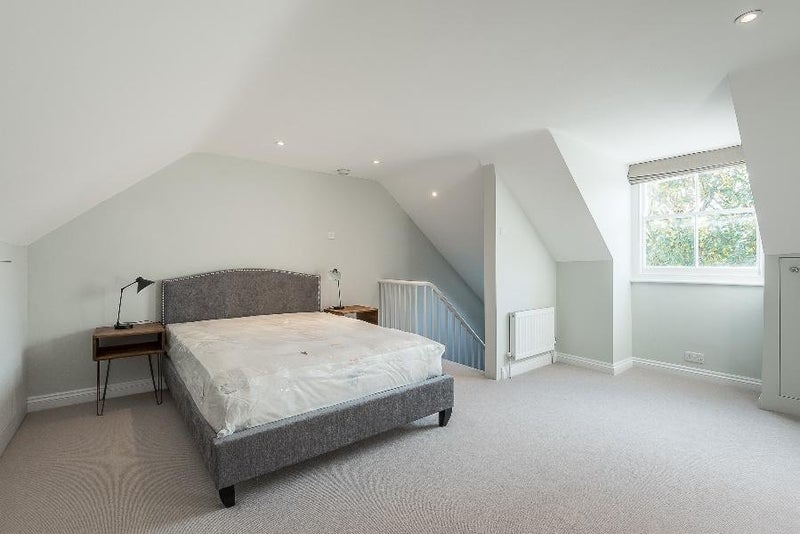 Room Kitson Road in Greater London
