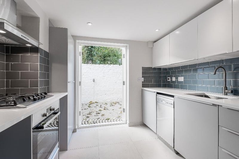 Room Kitson Road in Greater London
