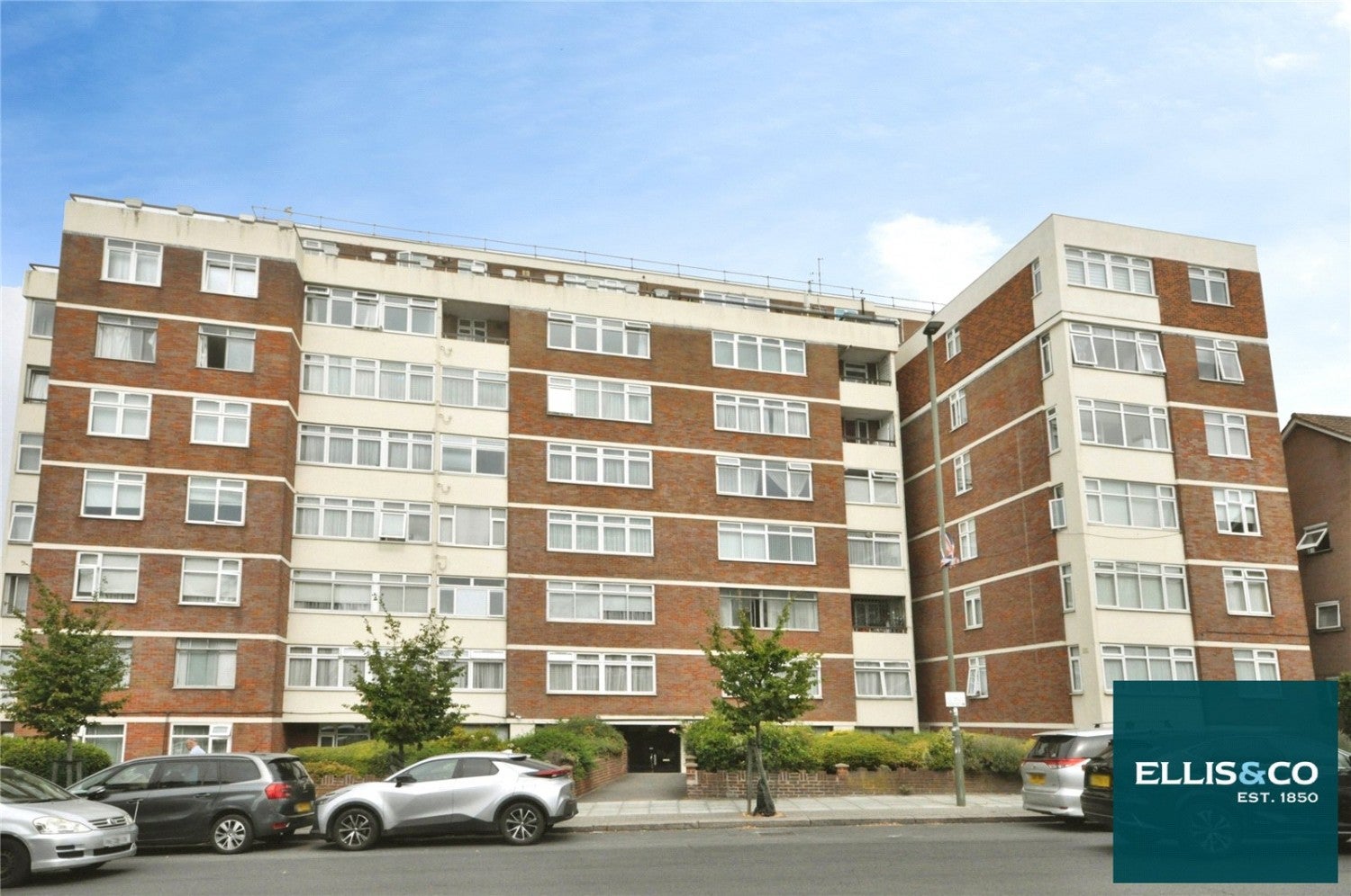 Flat Golders Green Road in Greater London