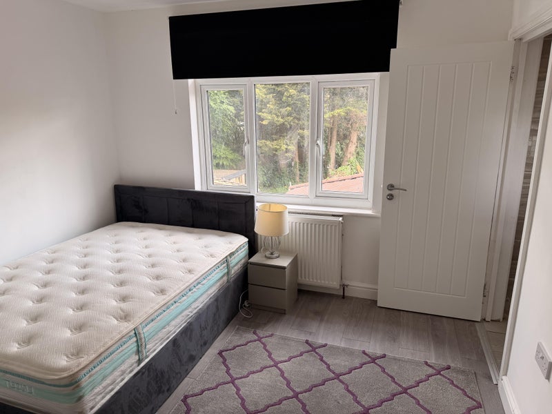 Room King's Road in Slough
