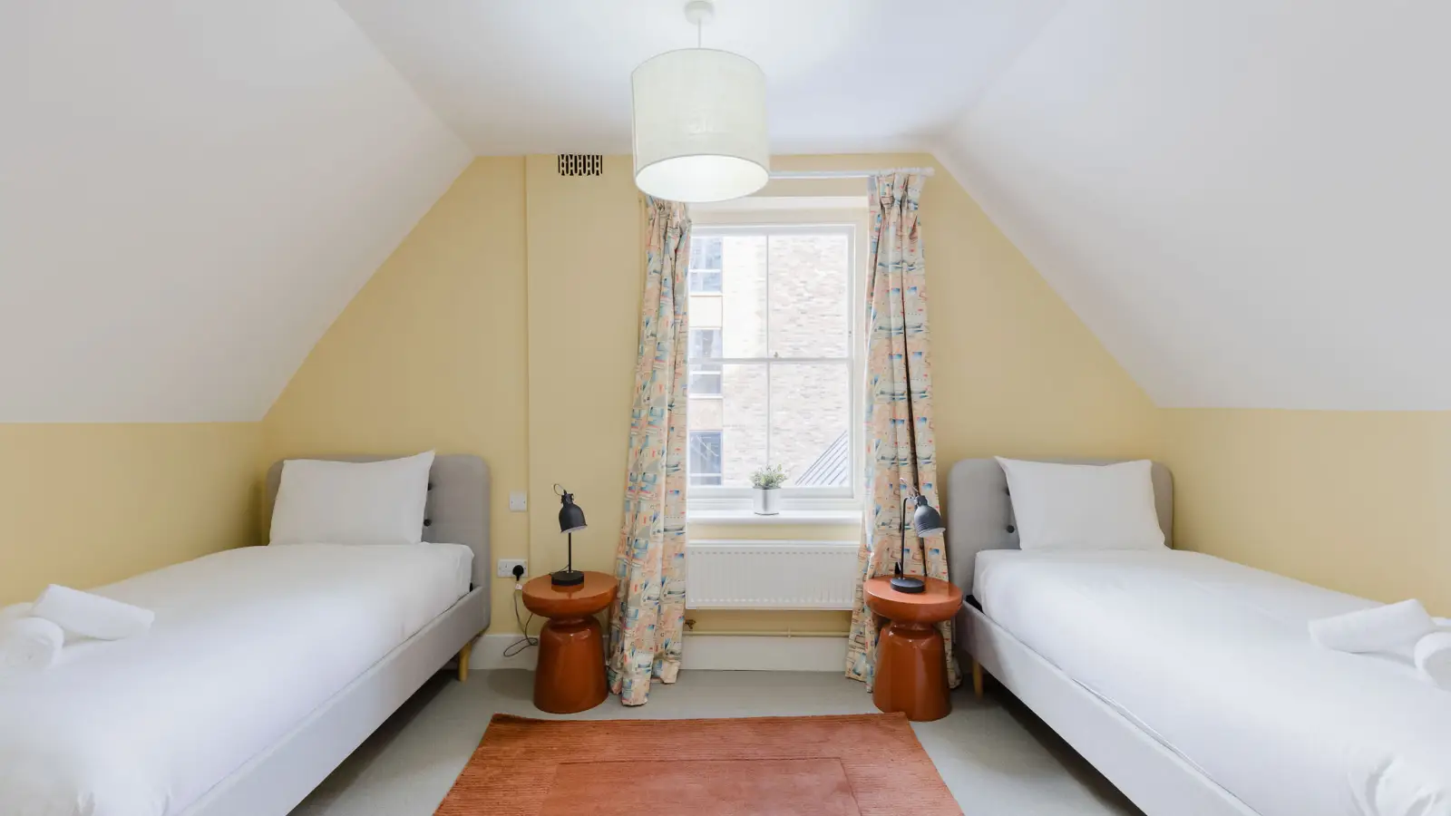 Flat Wentworth Street in Greater London