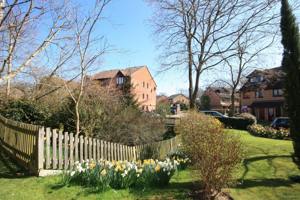Flat Manor Fields in Horsham