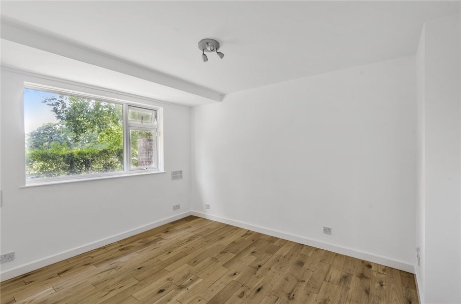 Flat Mezen Close in Greater London
