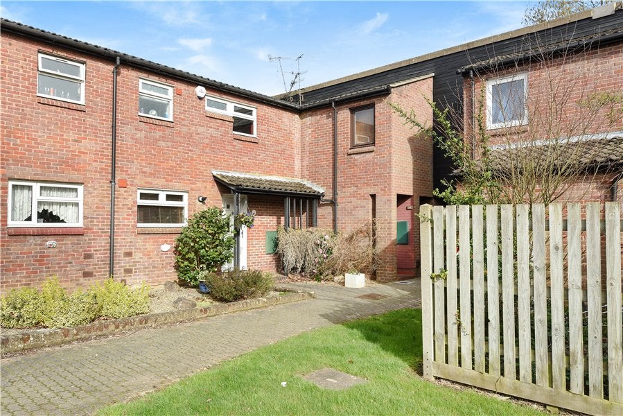 Flat Mezen Close in Greater London