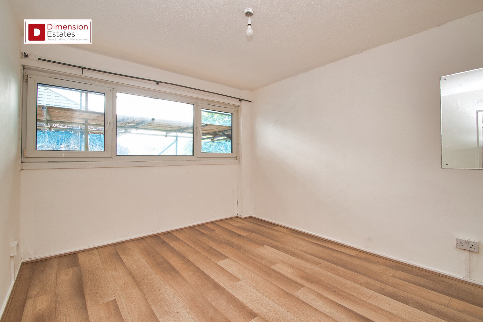Flat Maud Road in Greater London