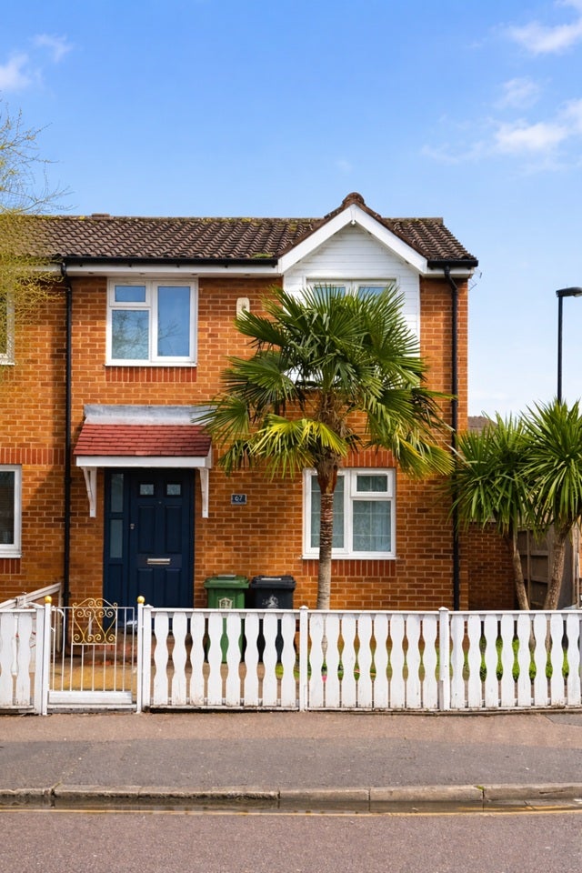 House Warwickshire Path in Greater London