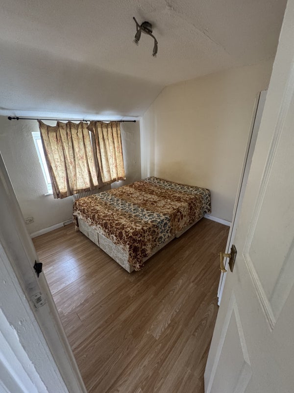 Room Villiers Road in Slough
