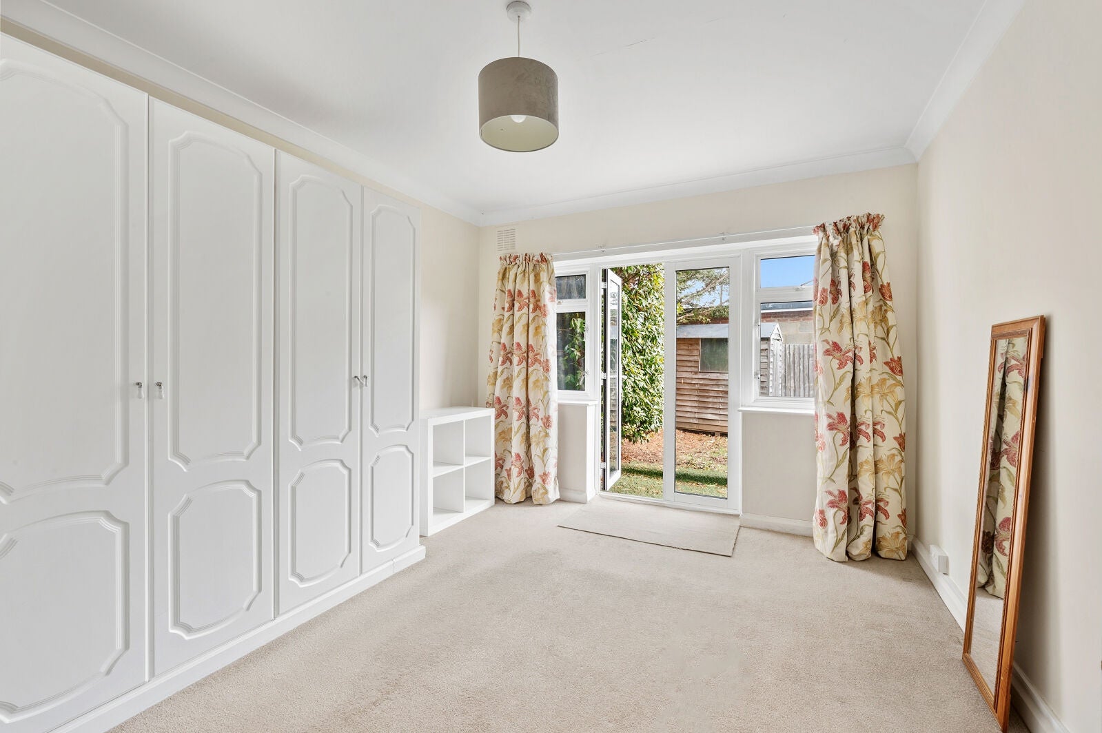 Flat Barnes End in Greater London