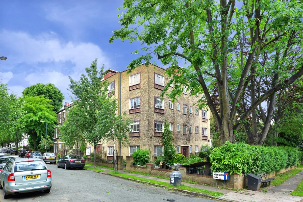 Flat Aberdeen Park in Greater London