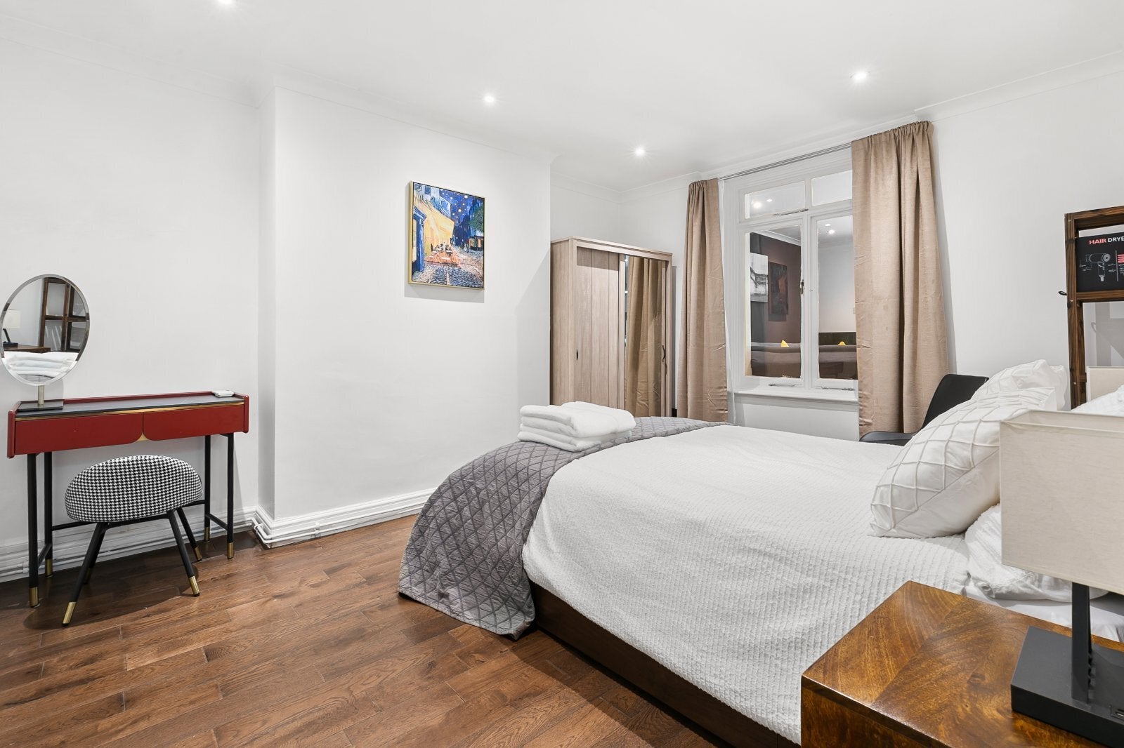 Flat Stock Orchard Crescent in Greater London