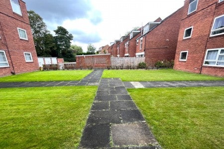 Flat Montagu Court in Leeds