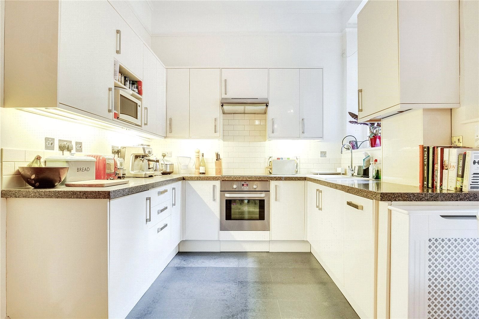 Flat Hammersmith Road in Greater London