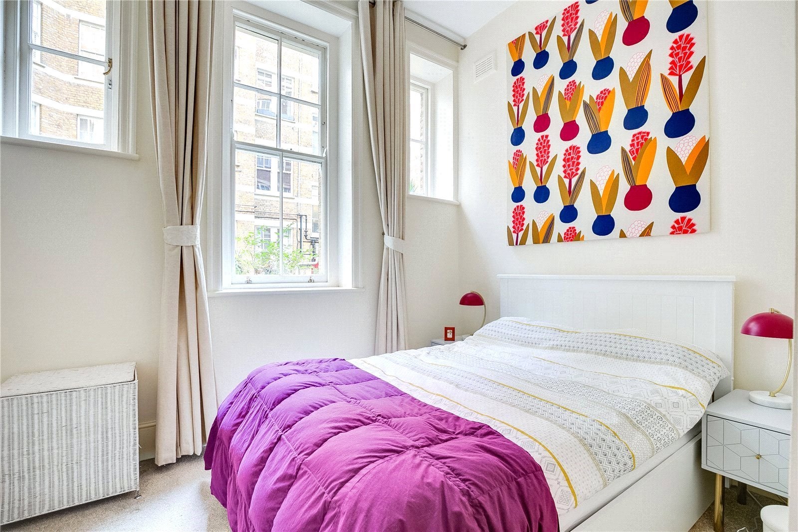 Flat Hammersmith Road in Greater London