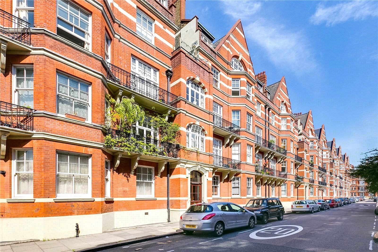 Flat Hammersmith Road in Greater London