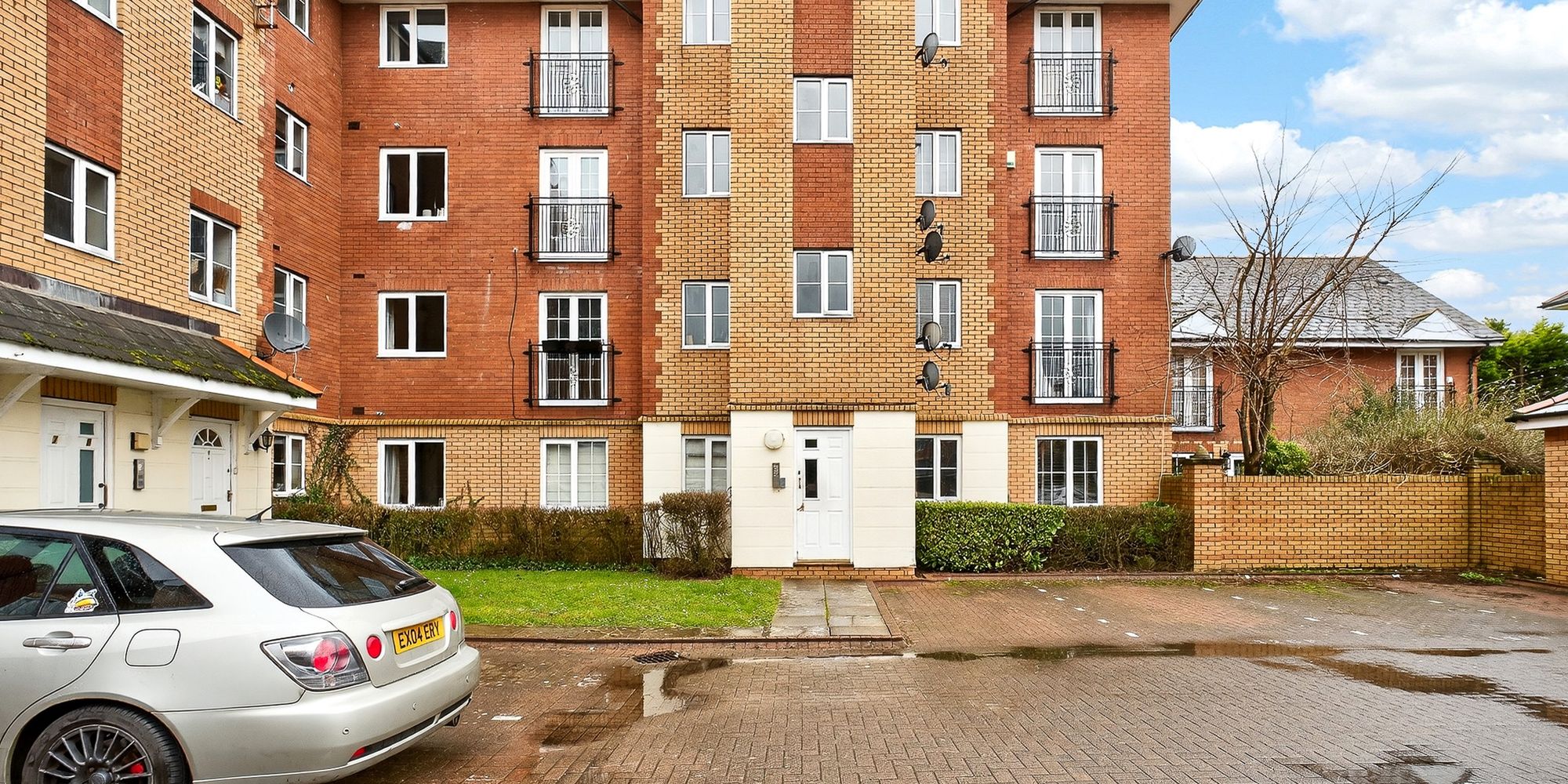 Flat Claymore Place in Cardiff