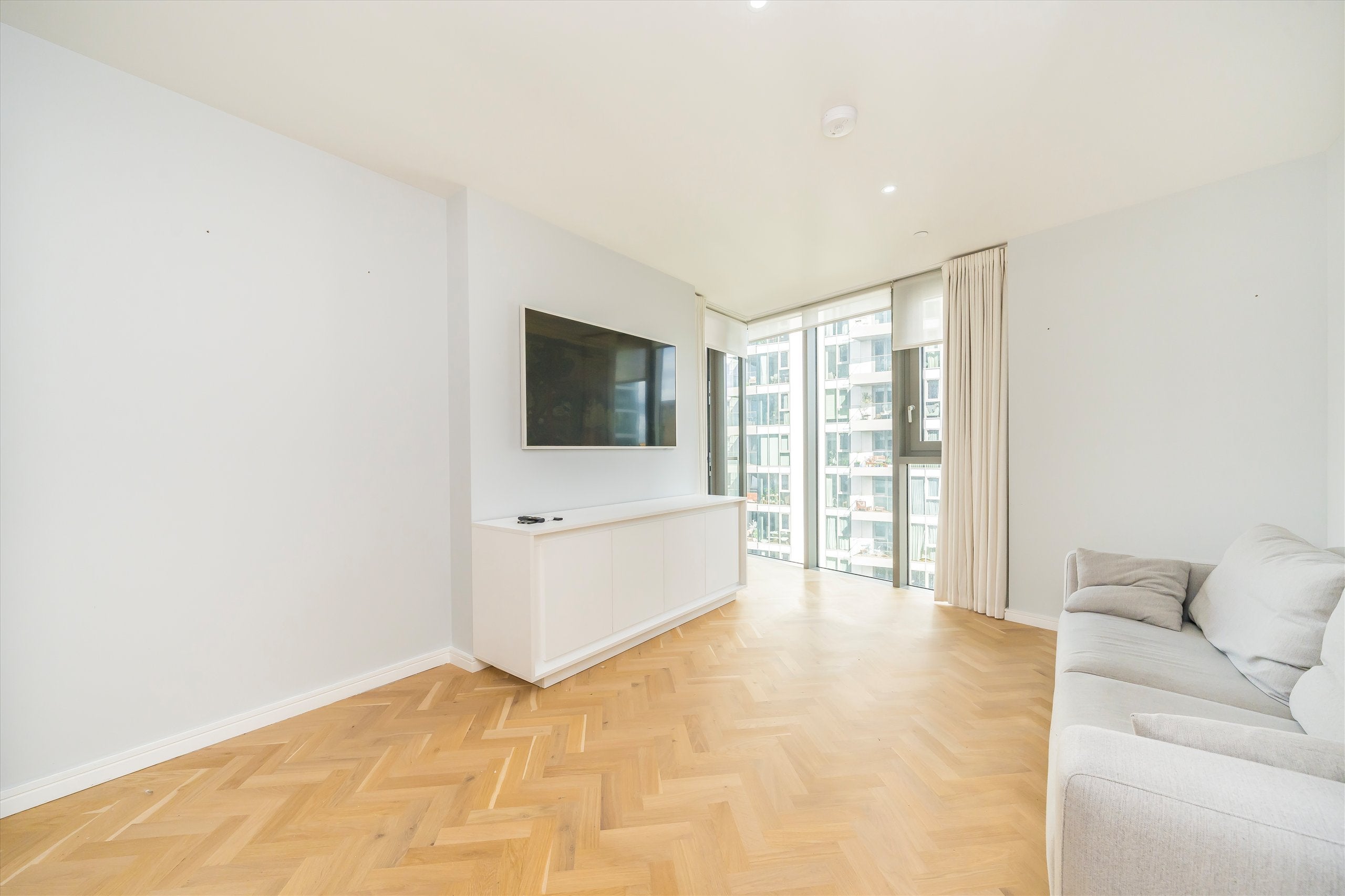 Flat Eastfields Avenue in Greater London