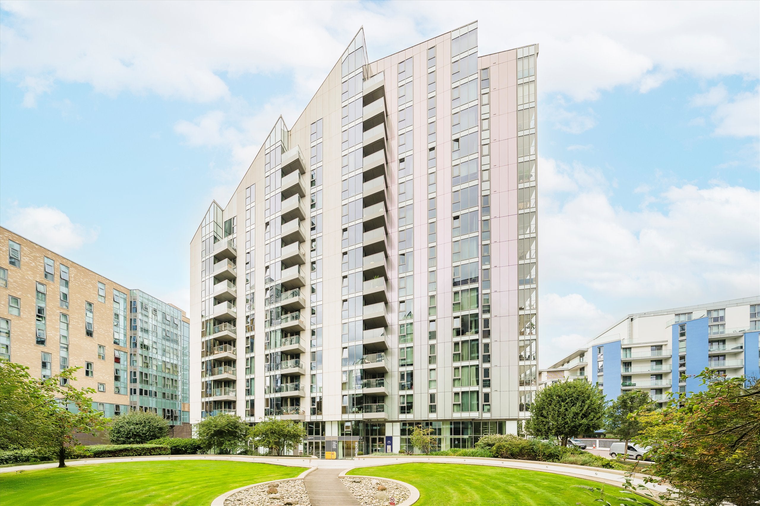 Flat Eastfields Avenue in Greater London