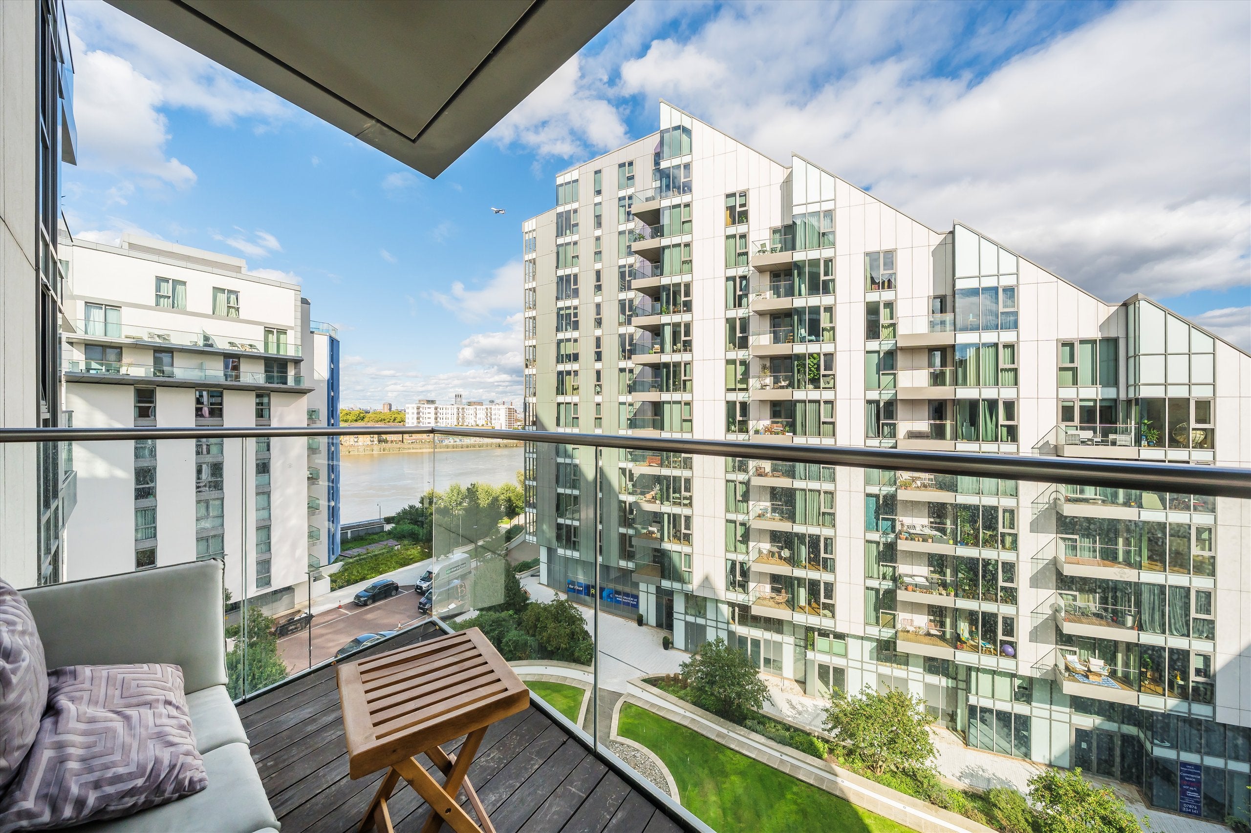 Flat Eastfields Avenue in Greater London