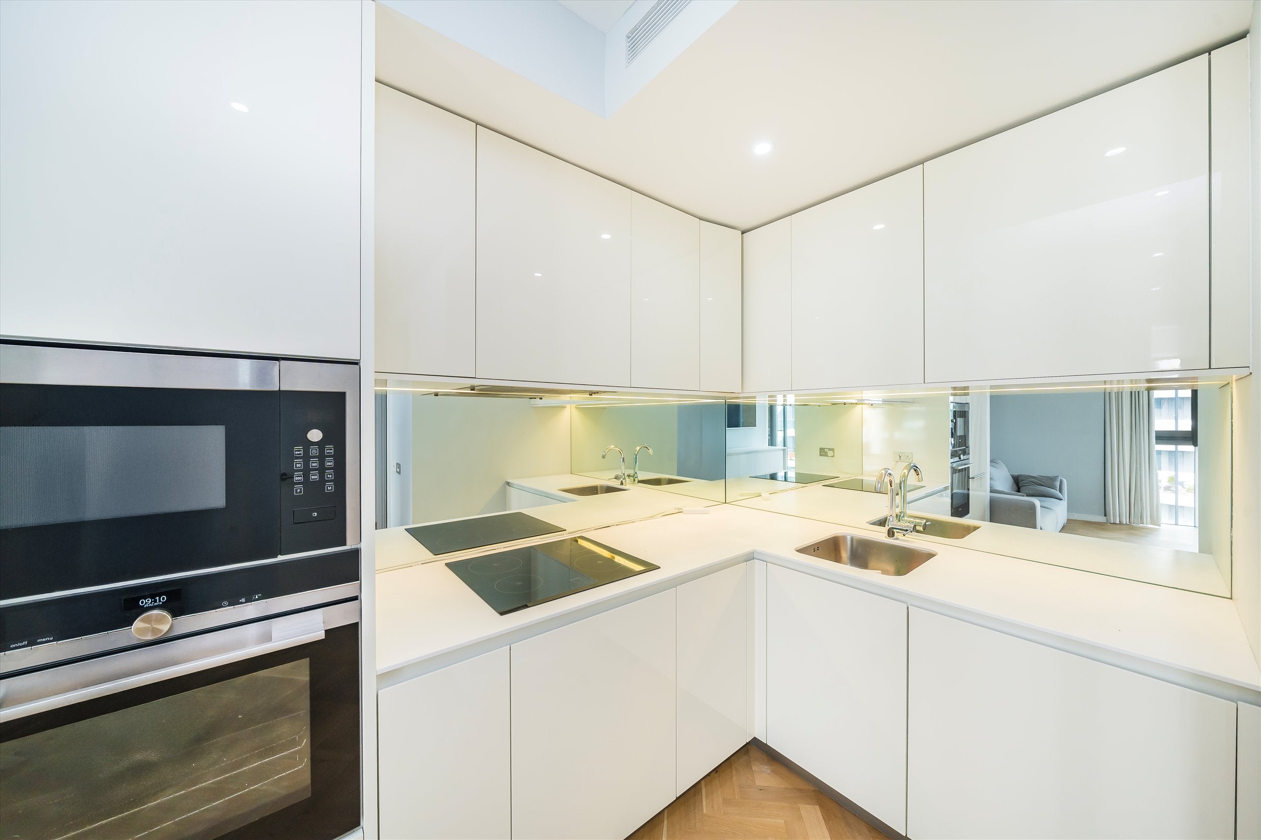 Flat Eastfields Avenue in Greater London