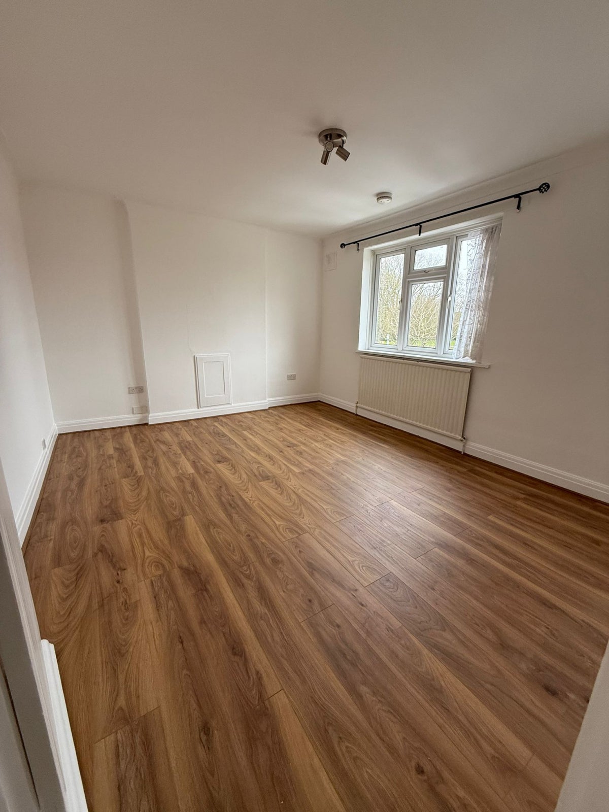 Flat Harrow Road in Greater London