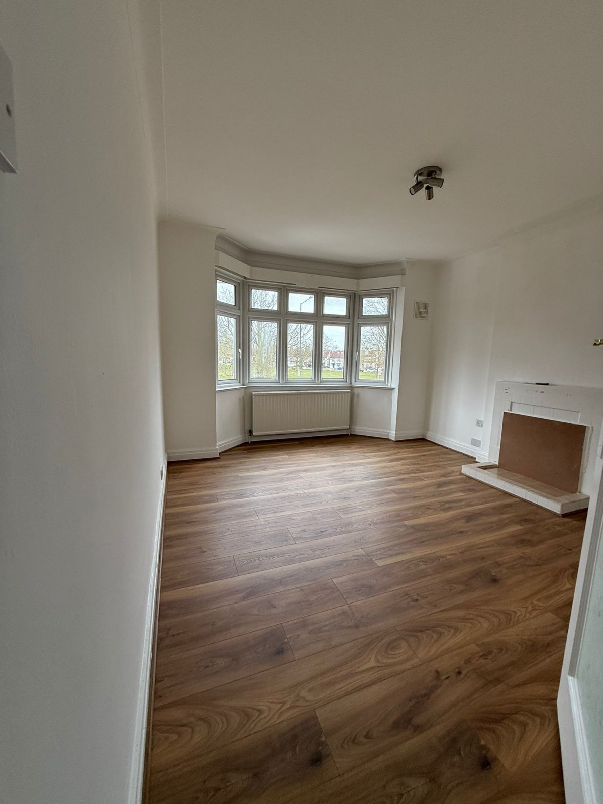 Flat Harrow Road in Greater London