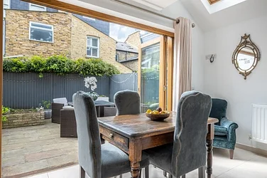 Flat Bramford Road in Greater London