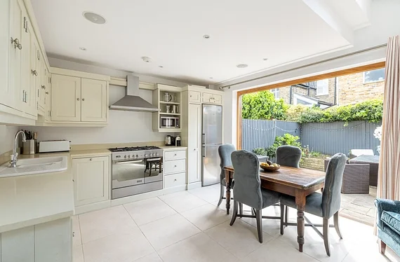 Flat Bramford Road in Greater London