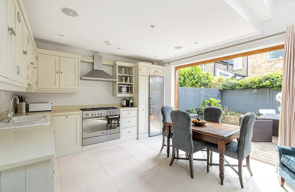 Flat Bramford Road in Greater London