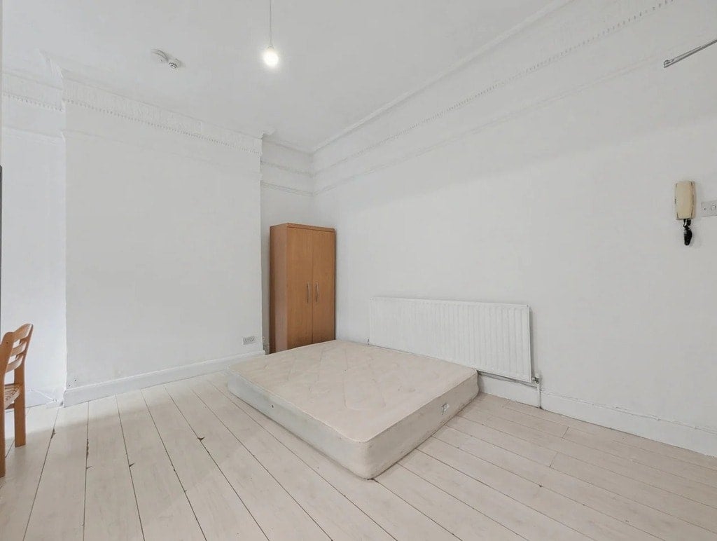 Flat Ferme Park Road in Greater London
